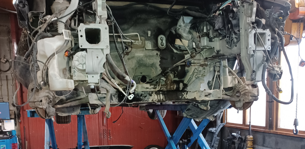 Autokorjaamotyö moottorin korjaus