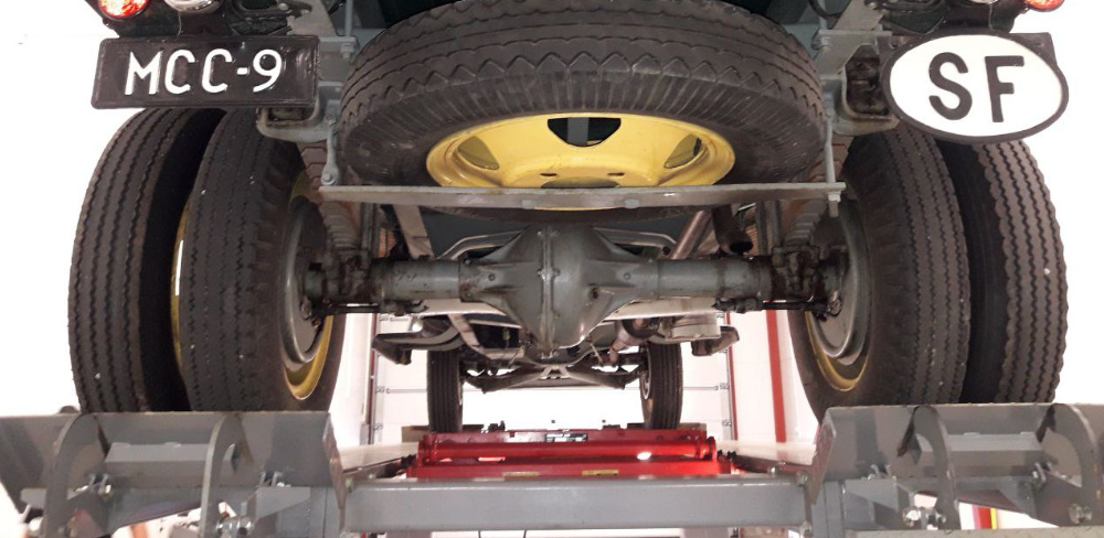 Vanha auto katsastettuna nosturilla